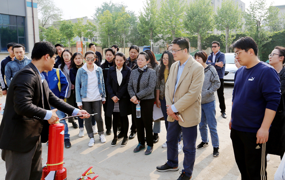 集團工(gōng)會(huì)組織消防知(zhī)識培訓和(hé)逃生安全演練活動