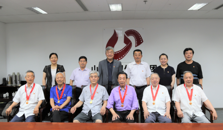 山影集團爲老(lǎo)黨員頒發“光榮在黨50年”紀念章