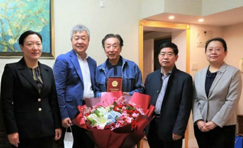 山影集團領導向抗美(měi)援朝老(lǎo)戰士、老(lǎo)同志頒發紀念章